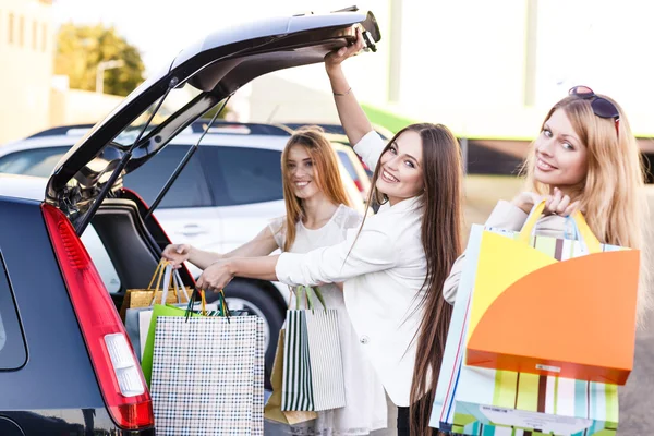Group of girls after shopping — Stock Photo, Image