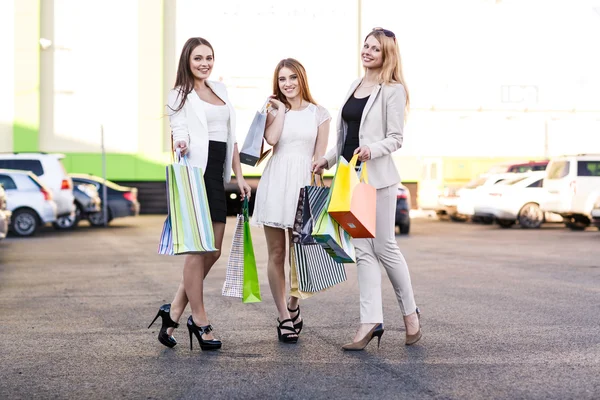 Tre donne dopo lo shopping — Foto Stock