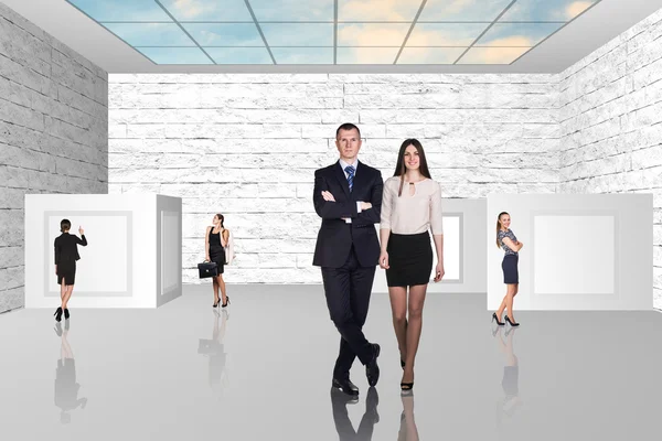 Business people walking on art gallery — Stock Photo, Image