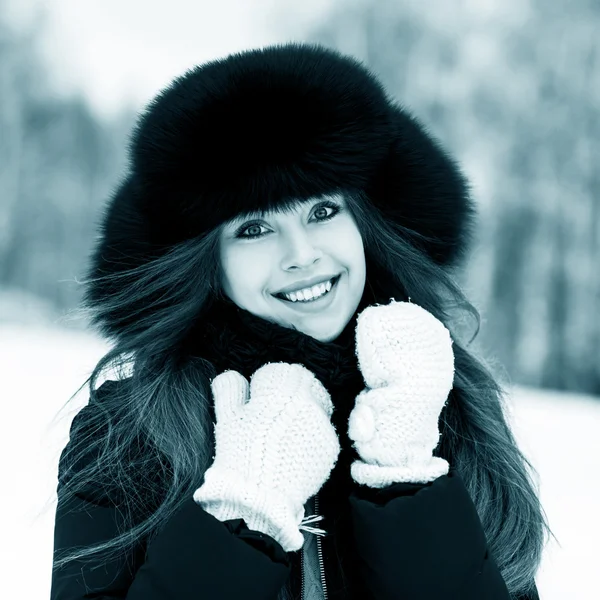 Porträt einer schönen lächelnden jungen Frau in luxuriösem Pelzkopf — Stockfoto