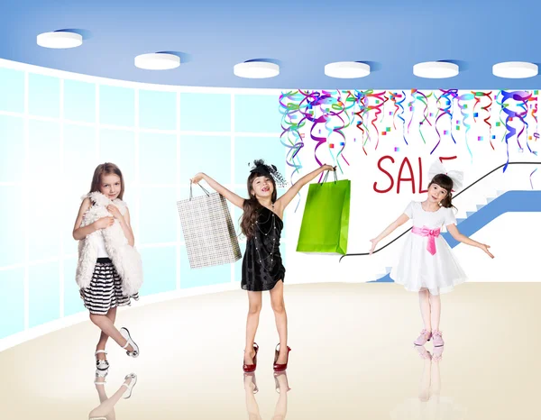 Μικρά κορίτσια μόδα σε ένα μεγάλο εμπορικό κέντρο — Φωτογραφία Αρχείου