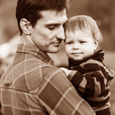 Baba oğul açık havada.