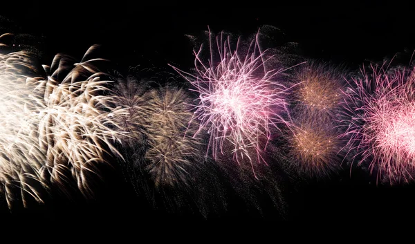 Panorama de hermosos fuegos artificiales de vacaciones coloridos — Foto de Stock