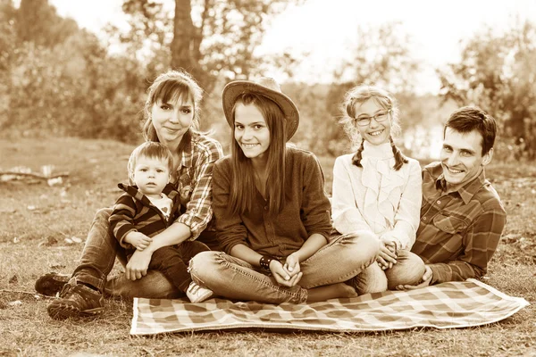 Dışarıda mutlu bir aile — Stok fotoğraf