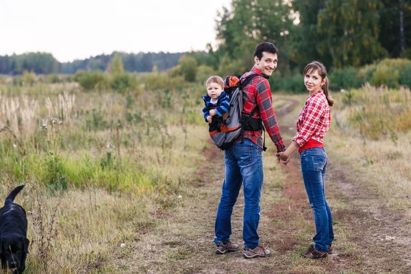 Junge im Rucksack — Stockfoto