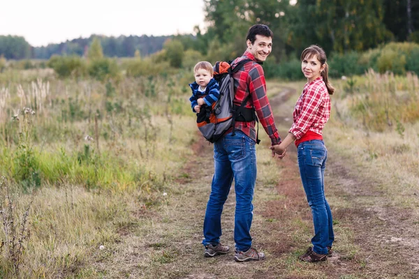 Baby pojke i ryggsäck — Stockfoto