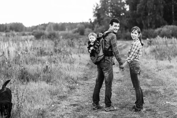 Junge im Rucksack — Stockfoto