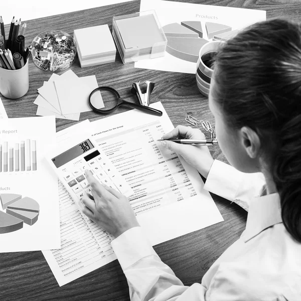 Berekenen op de Bureau — Stockfoto