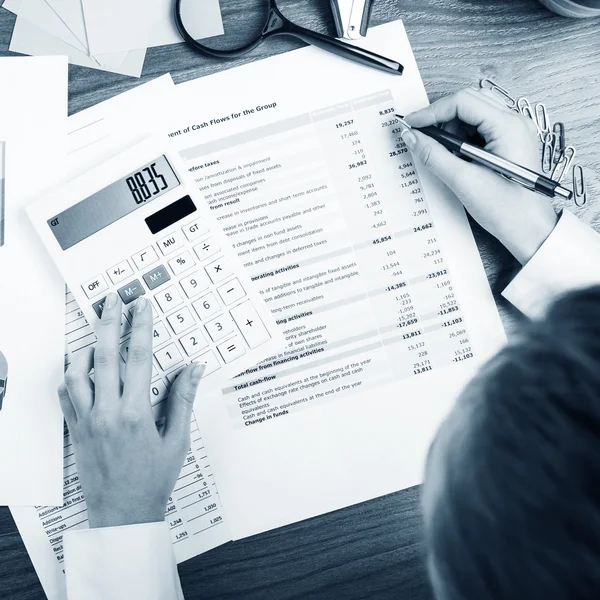 Calculating on the office desk — Stock Photo, Image