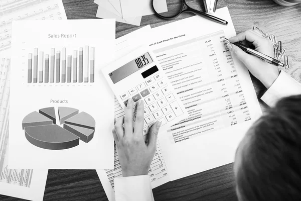 Rechnen auf dem Bürotisch — Stockfoto