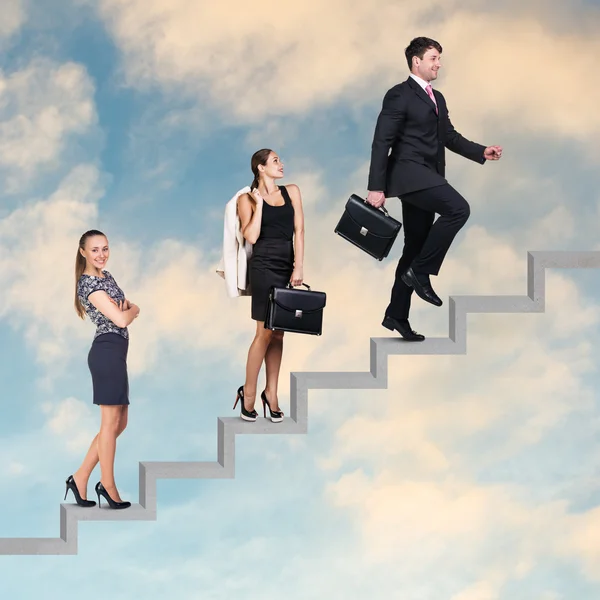 Tre företag människor gå på stegen — Stockfoto