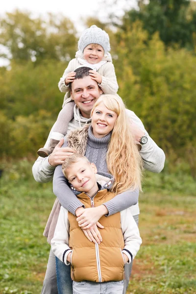 Familjen i parken hösten — Stockfoto