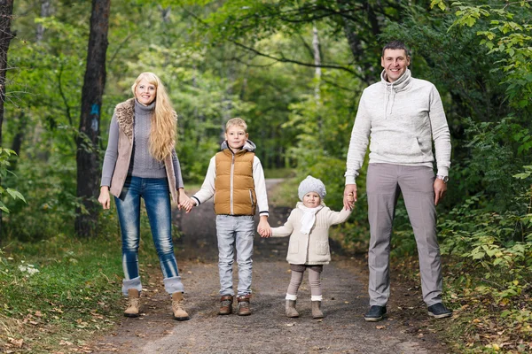 Família no parque de outono — Fotografia de Stock