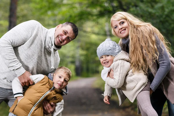 Familjen i parken hösten — Stockfoto