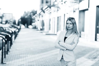 Yönetici bir genç kadının portresi