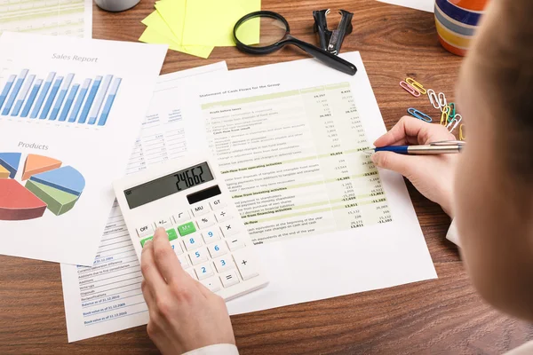 Calculating on the office desk — Stock Photo, Image