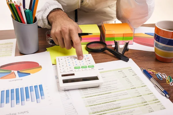 Rechnen auf dem Bürotisch — Stockfoto