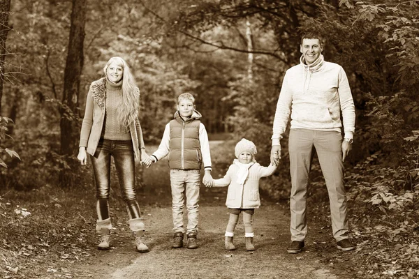 Familie in het najaar park — Stockfoto