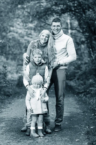 Familjen i parken hösten — Stockfoto