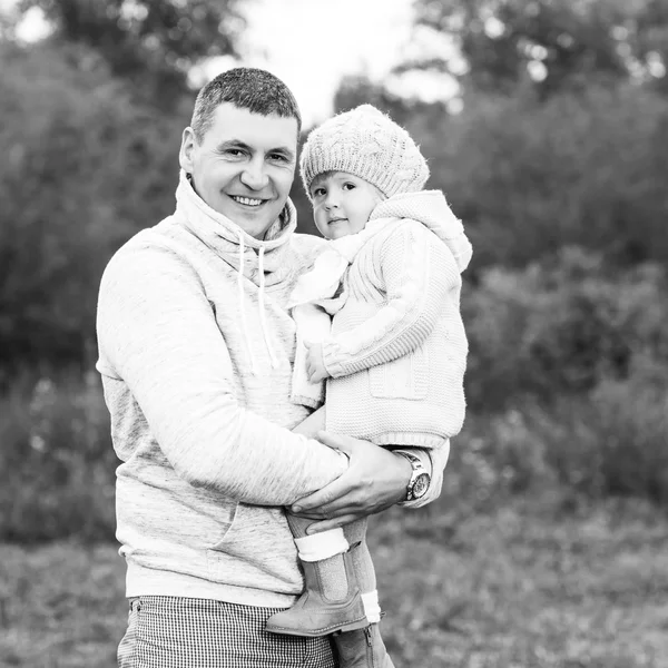 Glücklicher junger Vater hält seine kleine Tochter — Stockfoto