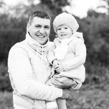 Mutlu genç baba küçük kızı holding