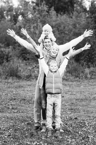 Familie in het najaar park — Stockfoto