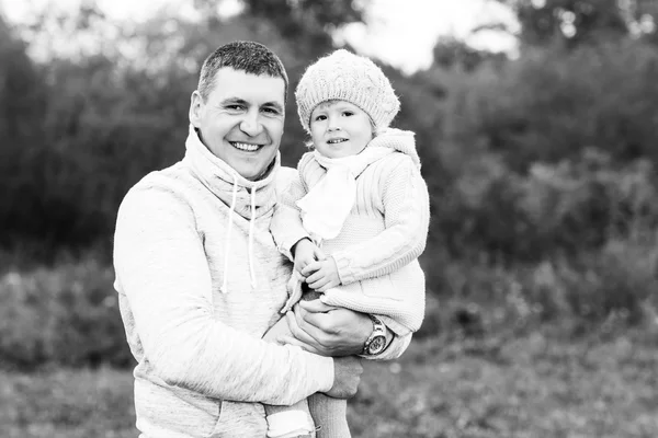 Mutlu genç baba küçük kızı holding — Stok fotoğraf
