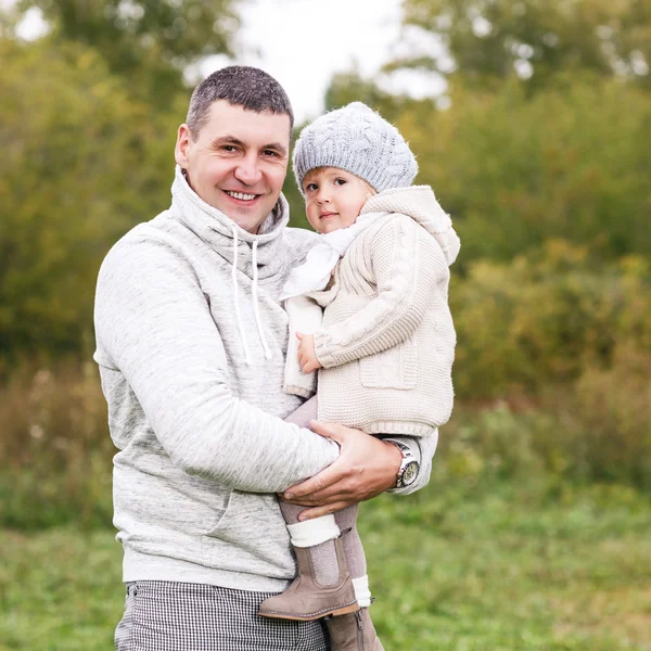 Glad ung pappa håller sin lilla dotter — Stockfoto