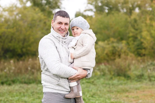Glad ung pappa håller sin lilla dotter — Stockfoto
