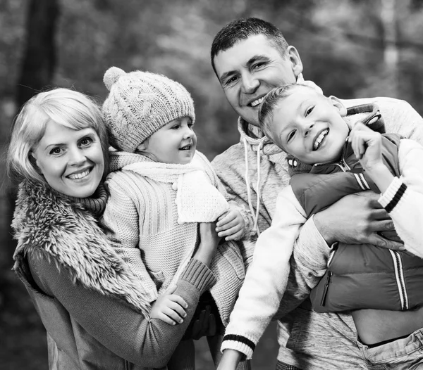 Familie in het najaar park — Stockfoto