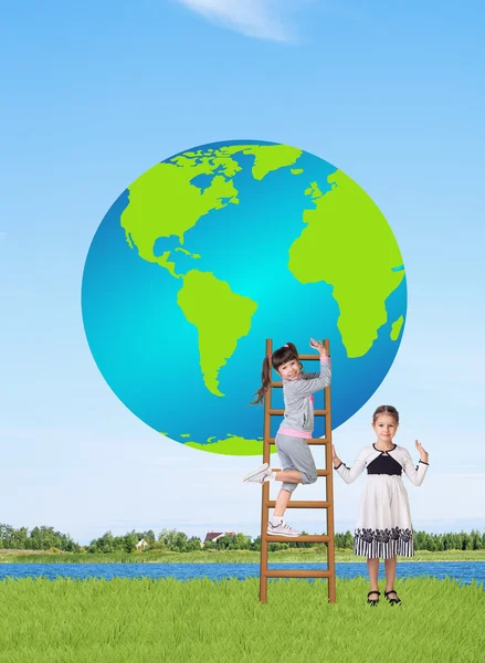 Niñas sonrientes con un globo — Foto de Stock