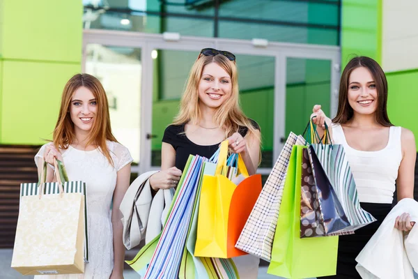 Les jeunes femmes après le shopping — Photo