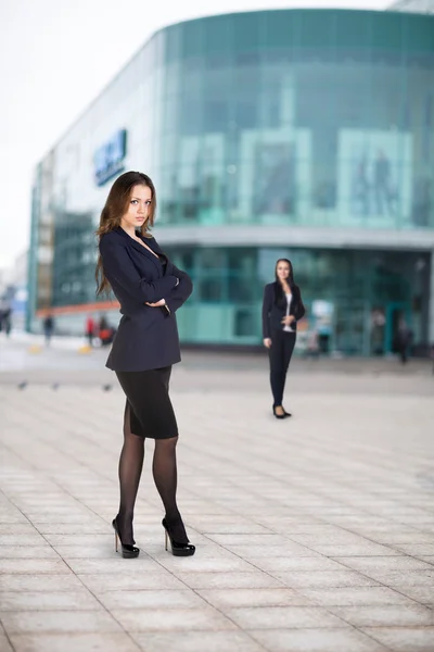 Geschäftsfrau in der Stadt — Stockfoto