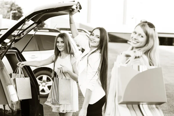 Grupo de meninas depois de fazer compras — Fotografia de Stock