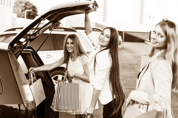 Grupo de chicas después de ir de compras — Foto de Stock