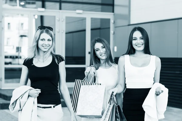 Mujeres jóvenes después de ir de compras — Foto de Stock