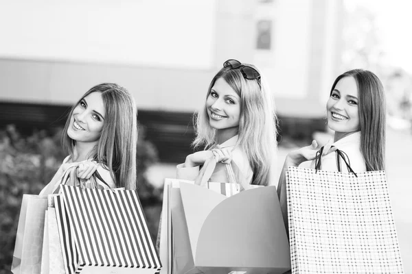 Les jeunes femmes après le shopping — Photo