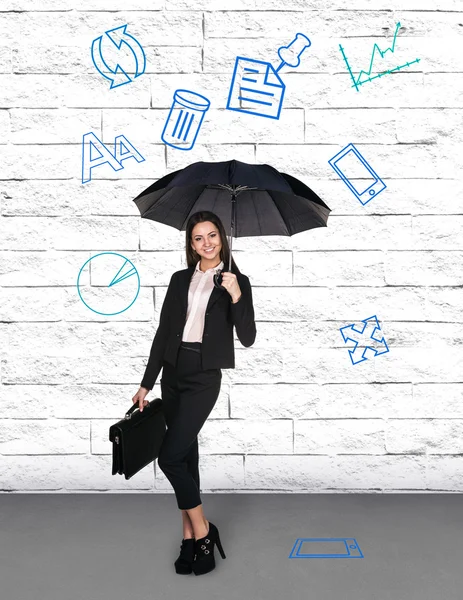 Красивая деловая женщина с зонтиком — стоковое фото