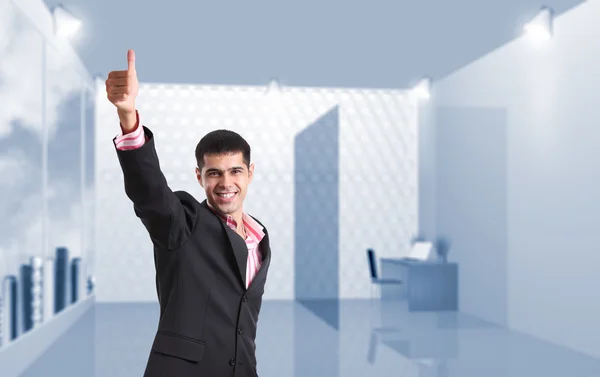 Hombre de negocios sonriente con el pulgar hacia arriba — Foto de Stock