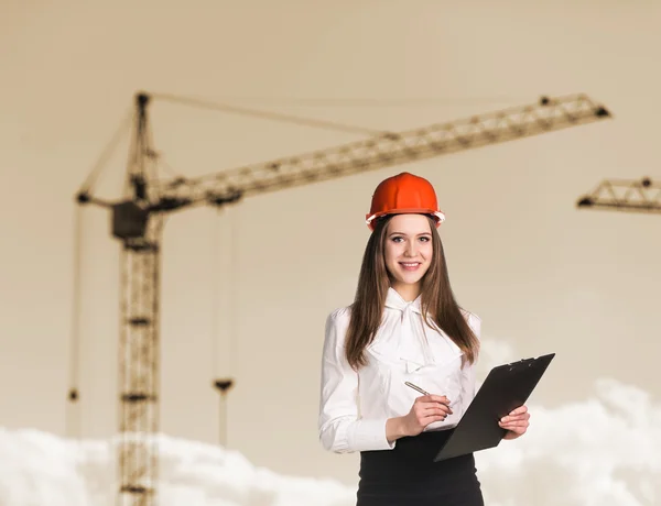 Leende kvinna-builder i hardhat — Stockfoto