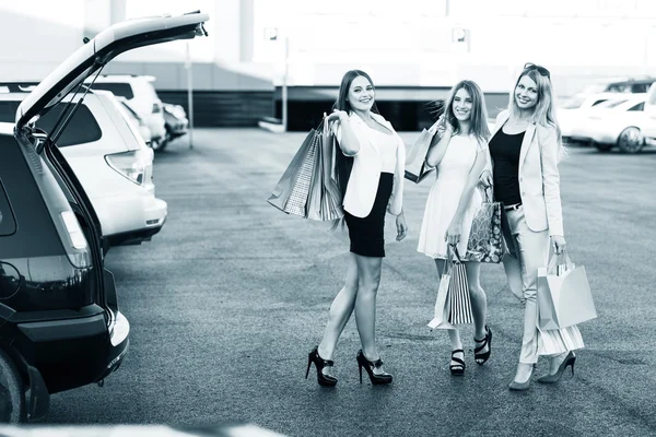 Group of girls after shopping — Stock Photo, Image