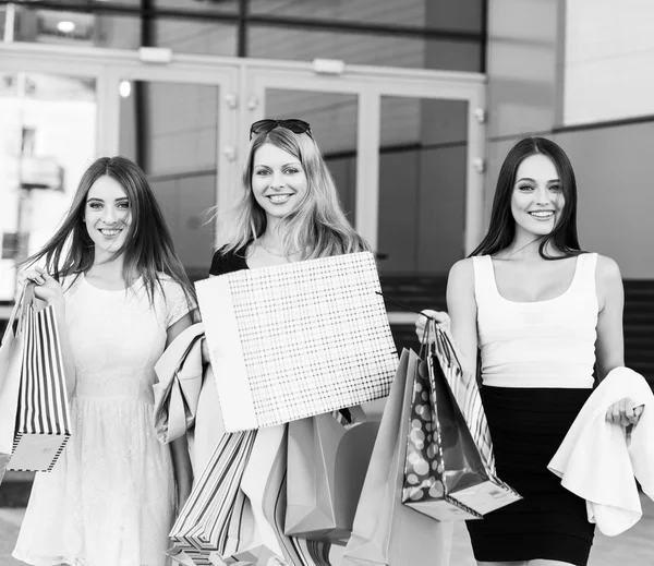 Giovani donne dopo lo shopping — Foto Stock