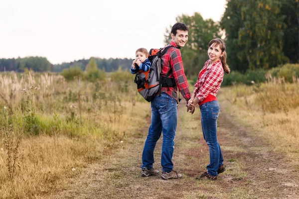 Baby pojke i ryggsäck — Stockfoto