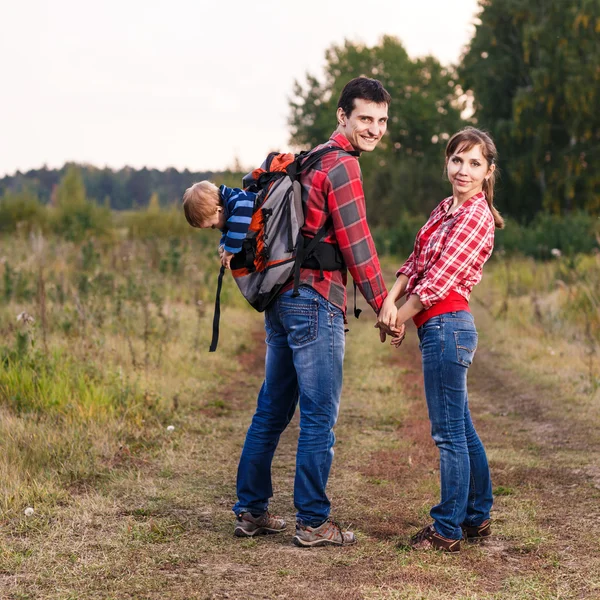 Baby pojke i ryggsäck — Stockfoto