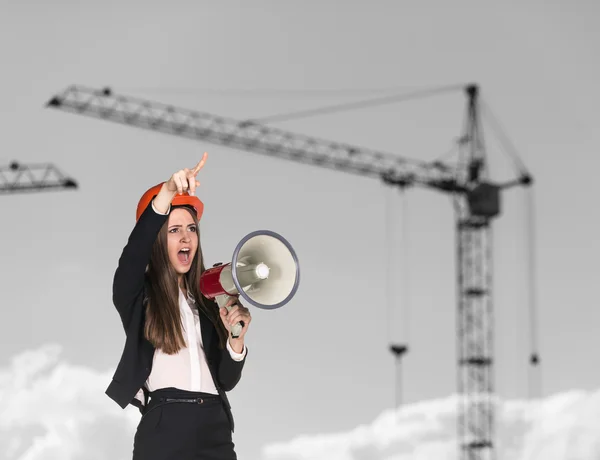 Vrouw-builder in veiligheidshelm schreeuwen — Stockfoto