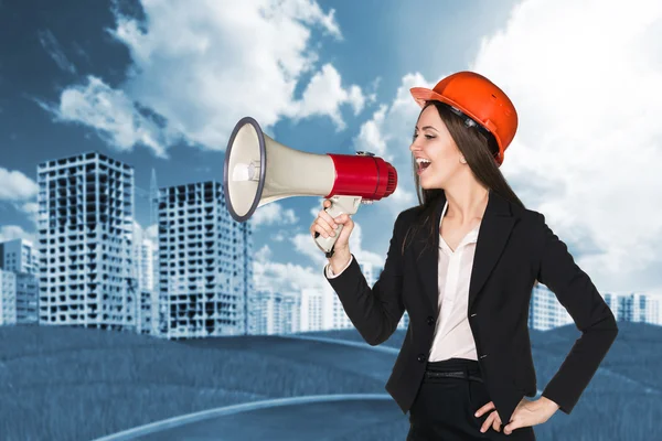 Mujer en hardhat con megáfono — Foto de Stock