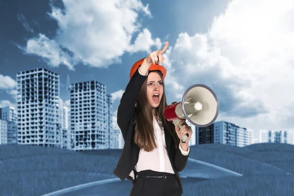 Mulher de chapéu duro gritando em megafone — Fotografia de Stock