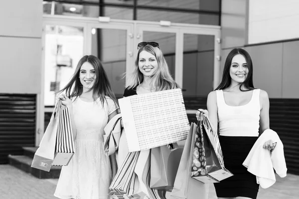 Unga kvinnor efter shopping — Stockfoto