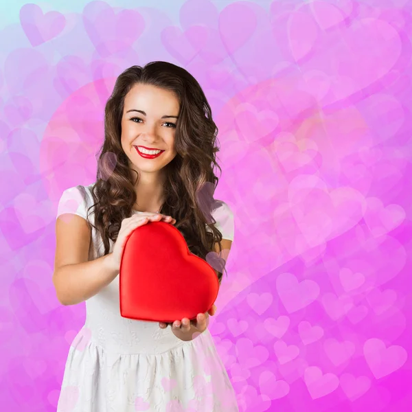 Donna con un cuore di San Valentino — Foto Stock