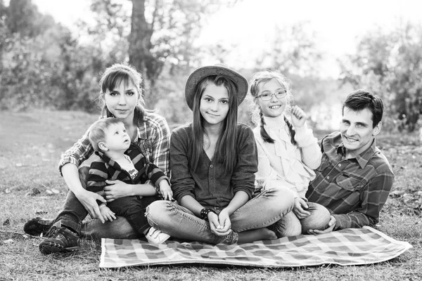 Famille heureuse en plein air — Photo